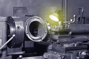 The body of the valve is installed on the old milling machine to cut the edges