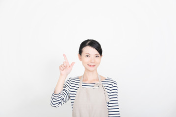 エプロンの女性