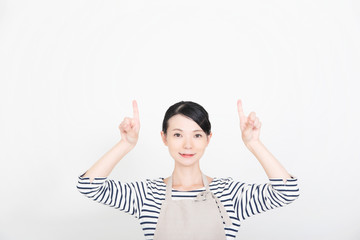 エプロンの女性