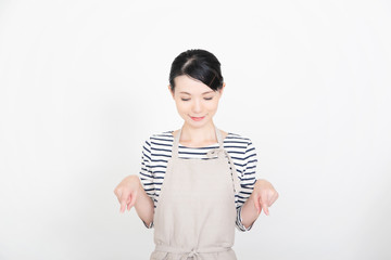 エプロンの女性