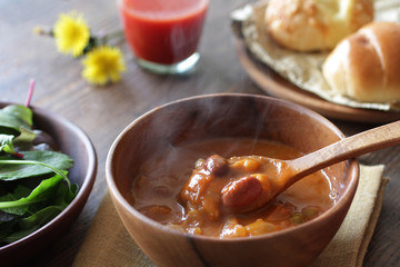 ナチュラルな木の上の野菜と豆のミネストローネのスープ