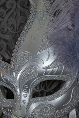 masque de carnaval argenté à plume violette