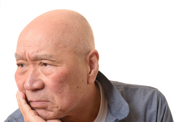 シニアの悩んだ顔