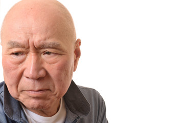 シニアの悩んだ顔