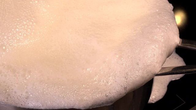 Cook natural organic milk, boil the milk in pots, overflowing milk