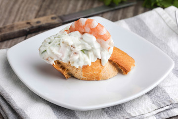 Tapas de ensaladilla con mayonesa y gambas