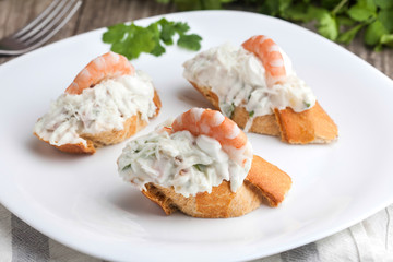 Tapas de ensaladilla con mayonesa y gambas