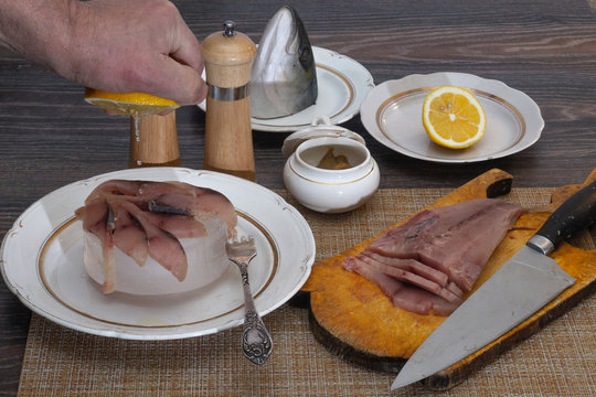 preparation of stroganina on an ice dish, we add lemon juice