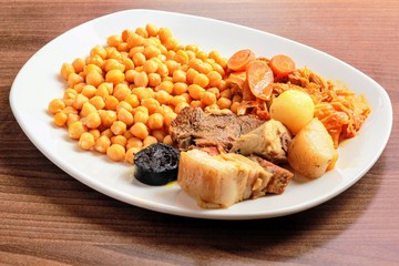 Cocido de garbanzos madrileño