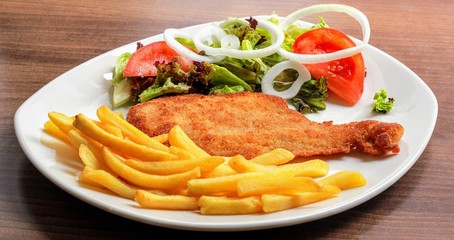 Plato combinado pollo rebozado con patatas y ensalada