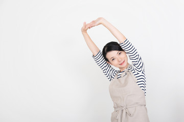 エプロンの女性
