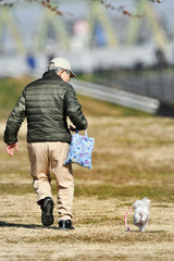 Obraz premium 犬と散歩する老人