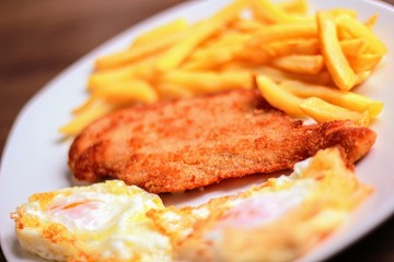 Escalope de ternera a la milanesa rebozado con patatas y huevo