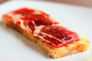 Tostada jamon con tomate y aceite
