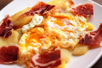 Huevos rotos con jamón y patatas