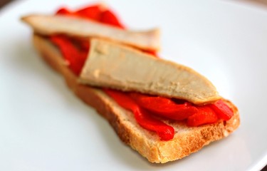 Tosta de atun con pimientos