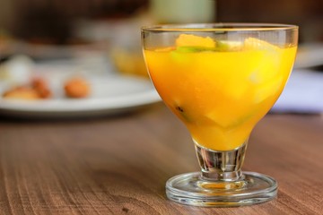 Zumo de naranja con kiwi