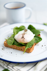 toast with spinach and egg