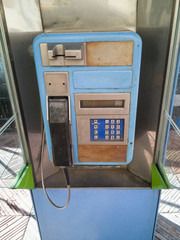Antigua cabina de tel&eacute;fono p&uacute;blico sin servicio 