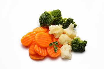 Warzywa gotowane , marchewka, brokuł, kalafior na białym tle.