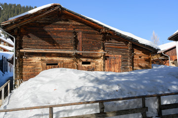 Holzstall im Schnee, Mürren, Berneroberland, Schweiz