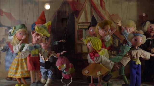 String puppets dancing