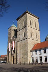 Fototapeta na wymiar Der Osnabrücker Dom mit Fahnen