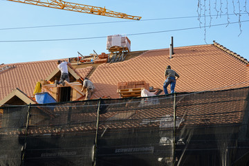 Dachdecker an der Arbeit, Interlaken, Berneroberland, Schweiz