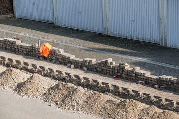 Kabel verlegen unter Pflastersteinen