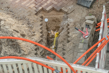 Kabel verlegen unter Pflastersteinen