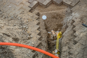 Kabel verlegen unter Pflastersteinen