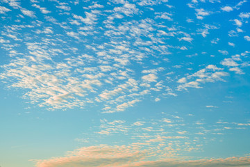 Blauer Himmel mit weißen Wolken