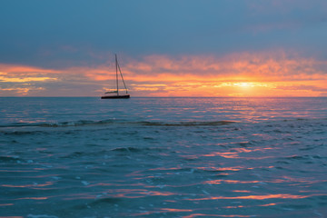 Segelboot im Meer bei Sonnenuntergang