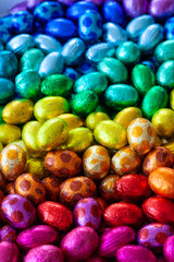 Bunte Schokoladeneier in Farbverlauf