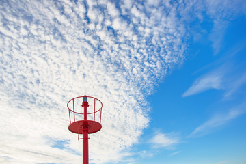 Leuchtturm rot und blauer Himmel