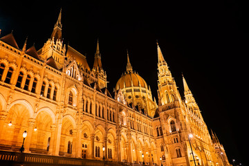 Obraz na płótnie Canvas The Hungarian Parliament Building by night