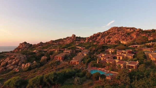 sonnenuntergang sardinien costa paradiso aus der vogelperspektive