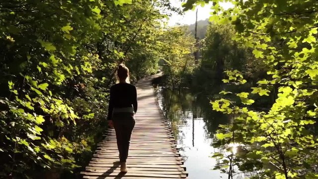 girl walking bridge plitvistce national park