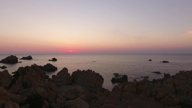 sonnenuntergang sardinien costa paradiso am meer aus der vogelperspektive