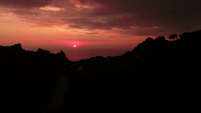 sonnenuntergang sardinien costa paradiso aus der vogelpersektive