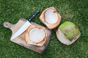 Partiendo un coco fresco