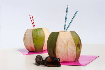 Dos cocos para beber con popotes para beber su agua