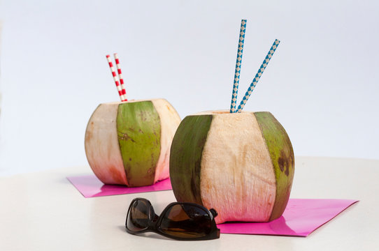 Dos cocos para beber con popotes para beber su agua
