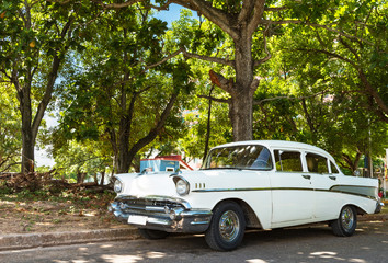 Amerikanischer weisser Oldtimer parkt in der Seitenstrasse in Havanna City Cuba - Serie Kuba...