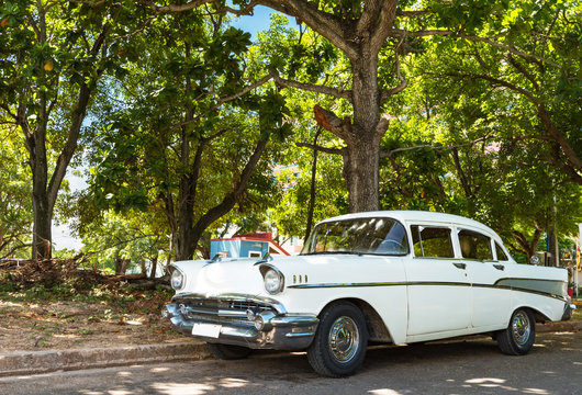 Amerikanischer weisser Oldtimer parkt in der Seitenstrasse in Havanna City Cuba - Serie Kuba Reportage