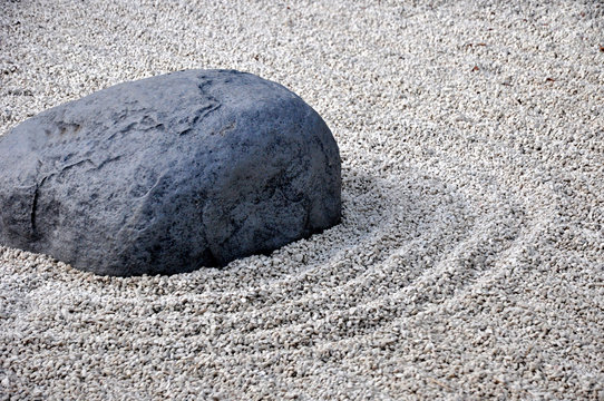 Der Steingarten: ein Japanischer Zengarten l&auml;dt zur Meditaion ein, ein Wandbild mit beruhigender Wirkung.