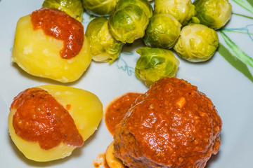 boule de viande ,choux de Bruxelles et pommes de terre