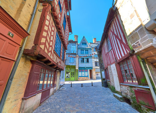 Vista Paisaje Urbano de las Calles y Casas Tradicionales Típicas del Pueblo Medieval de Vitre, Departamento Ille Et Vilaine, Bretaña, Francia