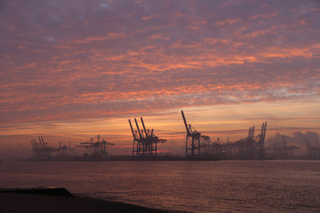 Fototapeta na wymiar Sonnenaufgang über dem Hamburger Hafen