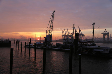 Fototapeta premium Sonnenaufgang über dem Hamburger Hafen